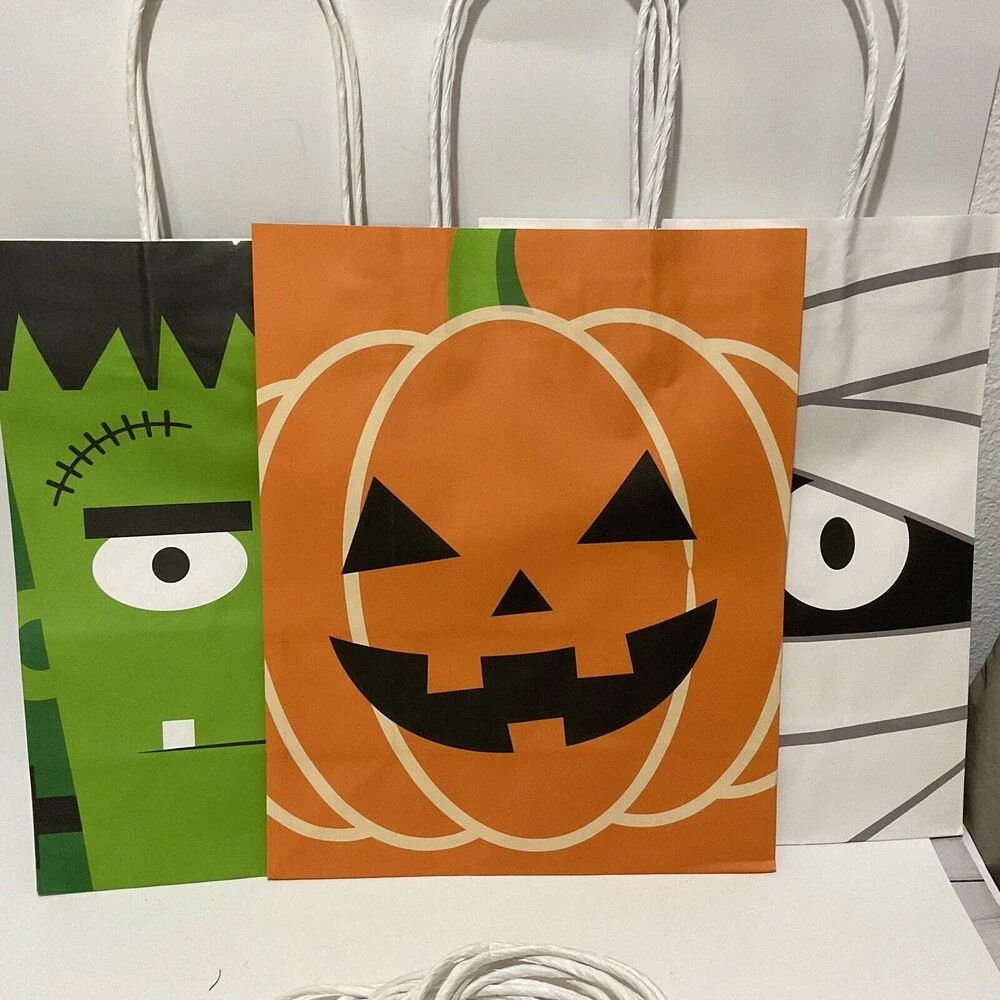 Medium Halloween Character Print Gift Bags, Party Supplies, 13 Pieces